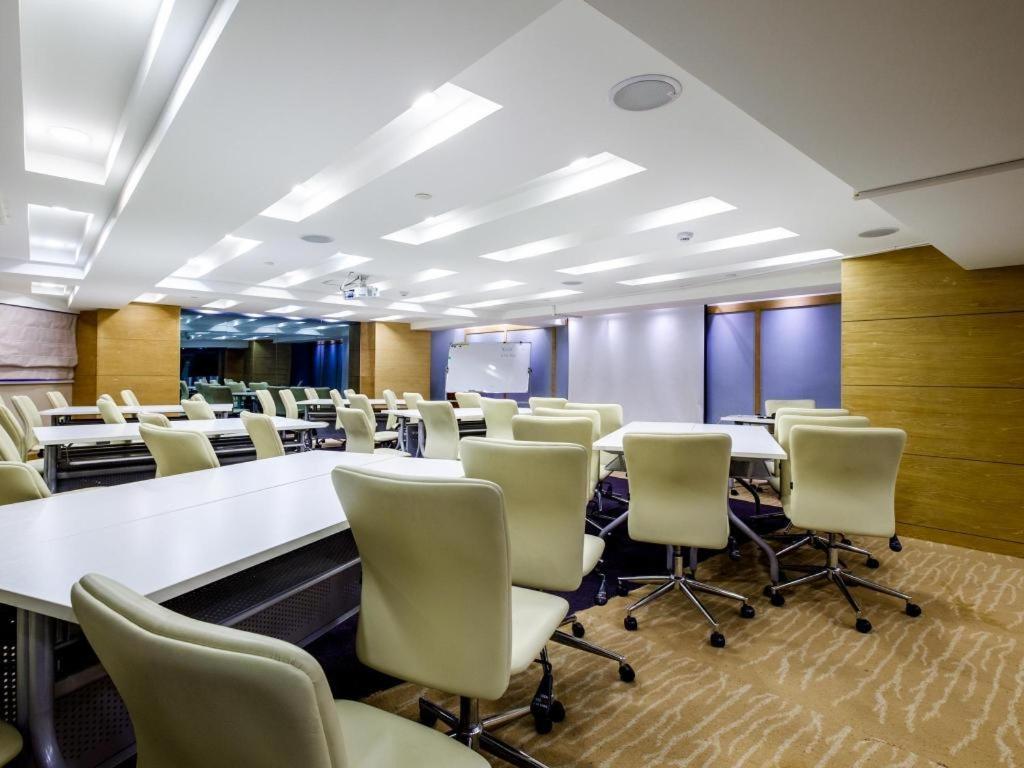 Ji Hotel Shanghai Yan An Road Branch Екстериор снимка